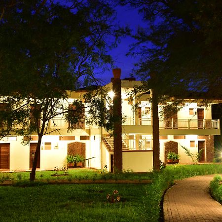Hunters Lodge Twaandu Luaran gambar