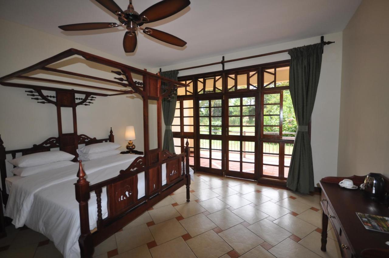 Hunters Lodge Twaandu Luaran gambar