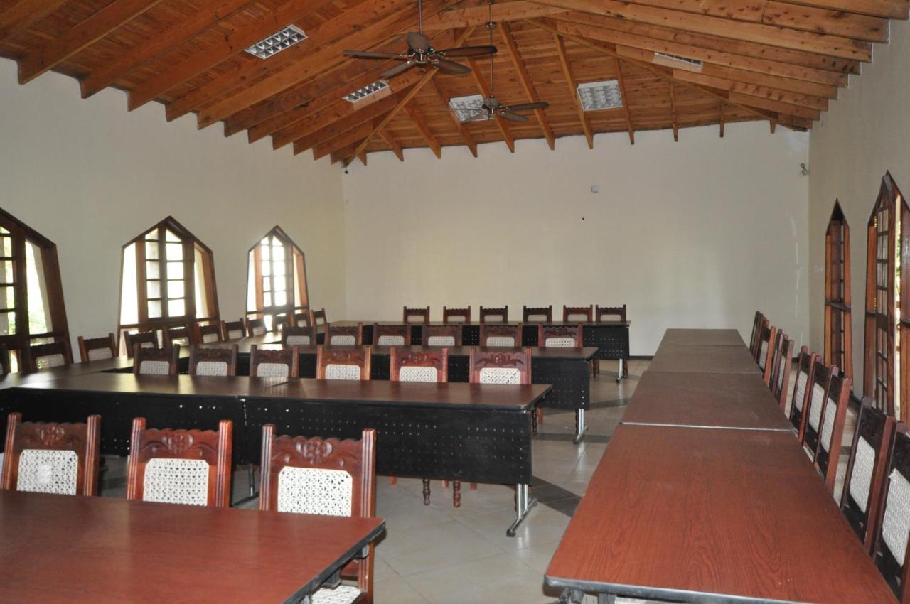 Hunters Lodge Twaandu Luaran gambar