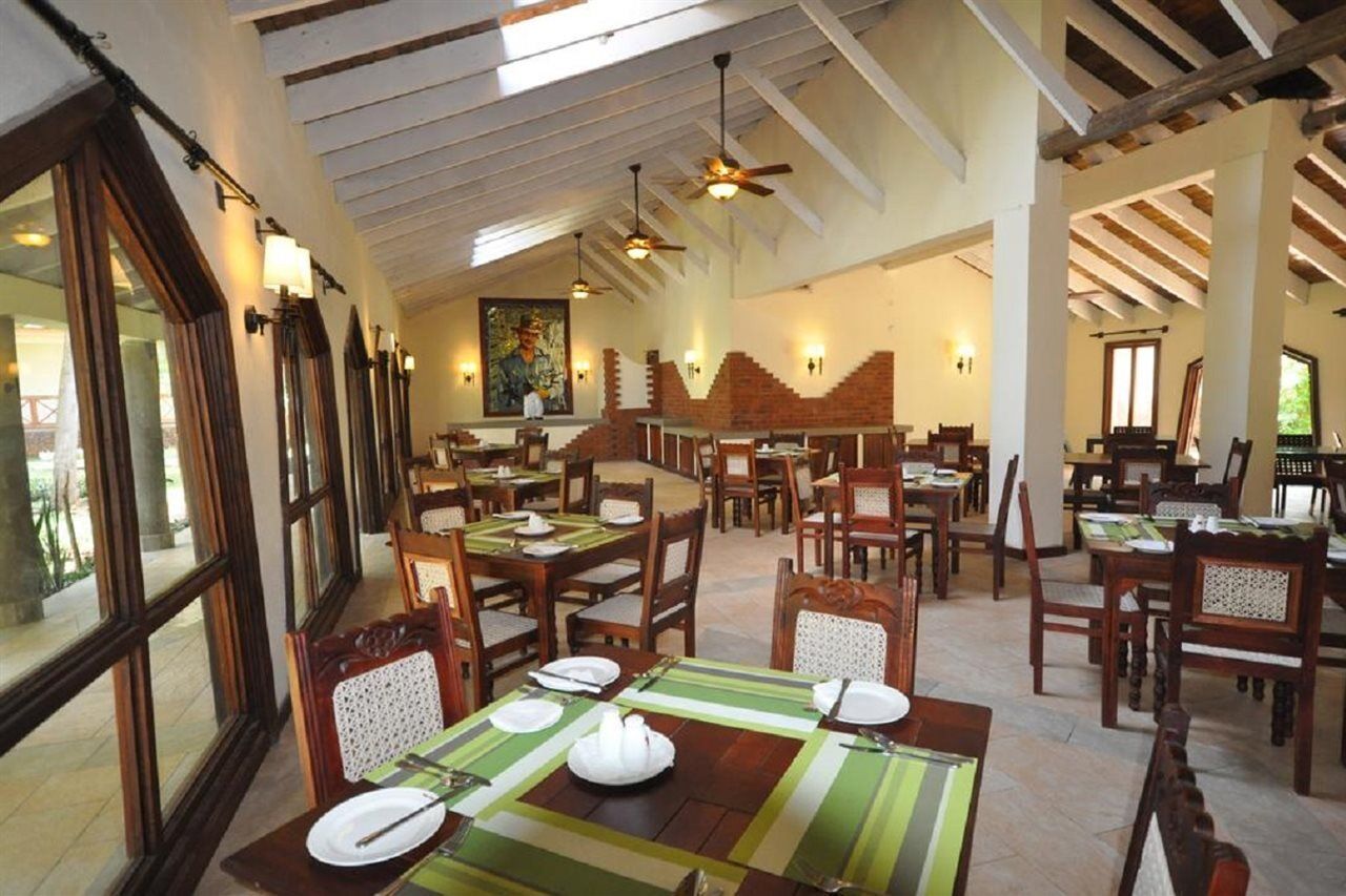 Hunters Lodge Twaandu Luaran gambar