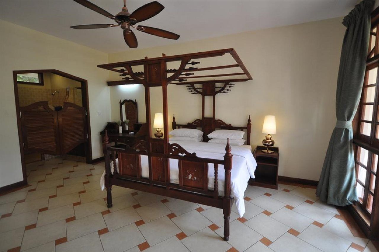 Hunters Lodge Twaandu Luaran gambar
